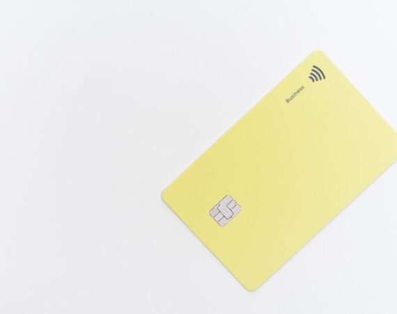 photo 1613243555978 636c48dc653c