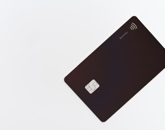 photo 1613243555988 441166d4d6fd