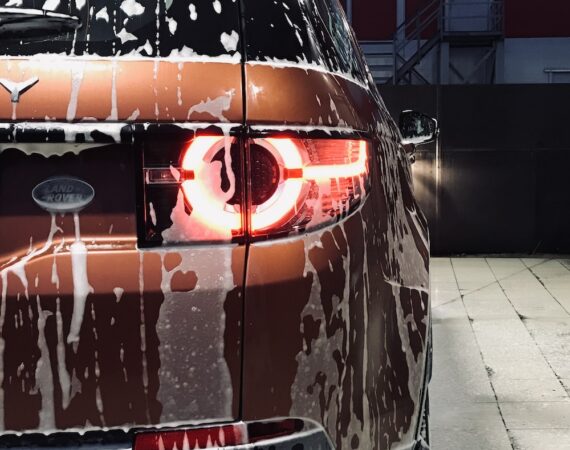 photo 1615041611611 e53c16da999b