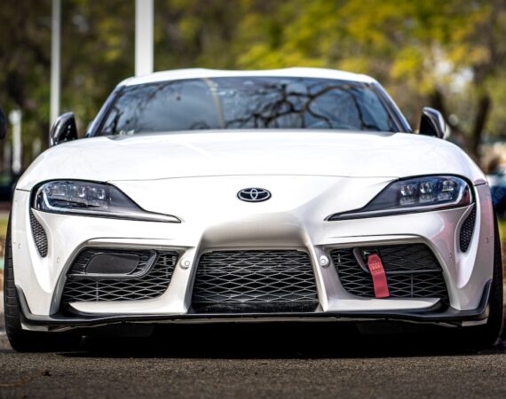 photo 1615600874743 9cb1b80820e2