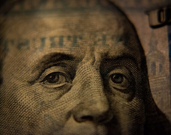 photo 1623118176012 9b0c6fa0712d