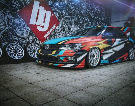 photo 1628535176673 de3b3d0541be