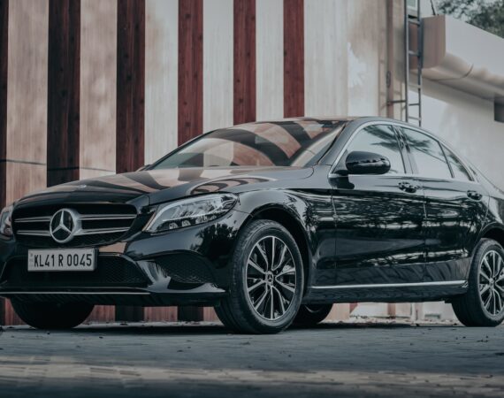如何提高汽車貸款申辦條件的成功率 5 black porsche 911 parked in front of brown wooden wall