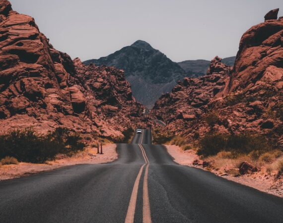 photo 1500530855697 b586d89ba3ee