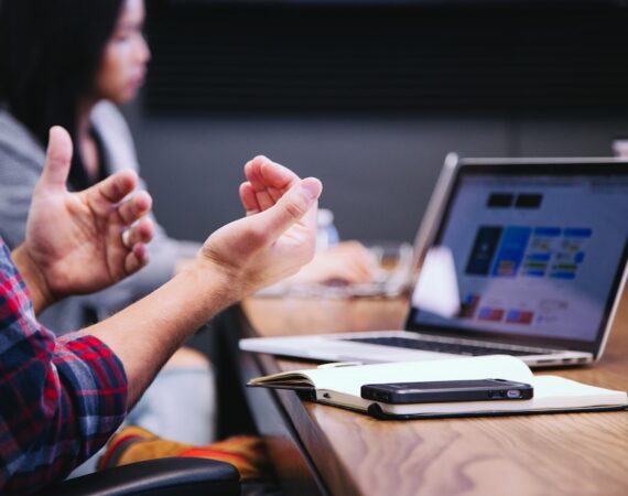 photo 1517245386807 bb43f82c33c4