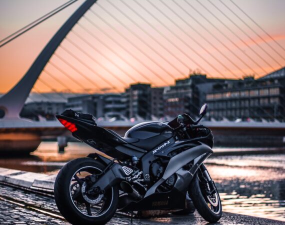 photo 1525160354320 d8e92641c563