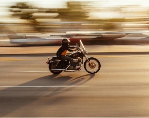 photo 1536006222476 a83275cfa5b8