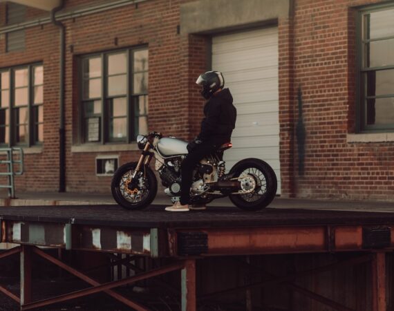 photo 1570395692090 221d0440fbff