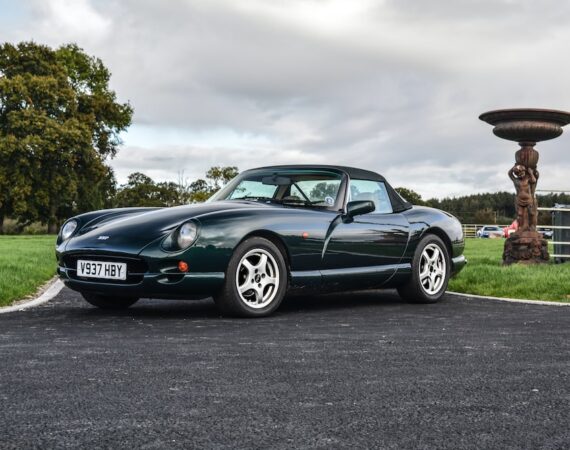 photo 1574983856631 2b967309a7c2