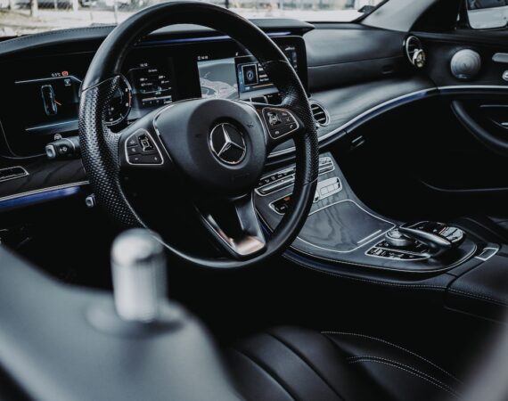 photo 1581409931687 f8ba464d4dbc