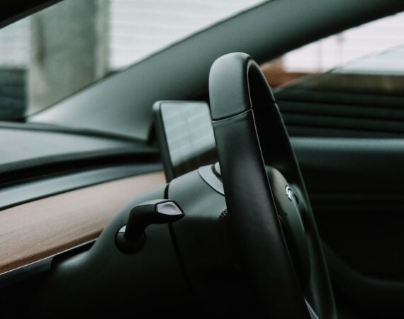 photo 1585011664463 faa17bae1d35