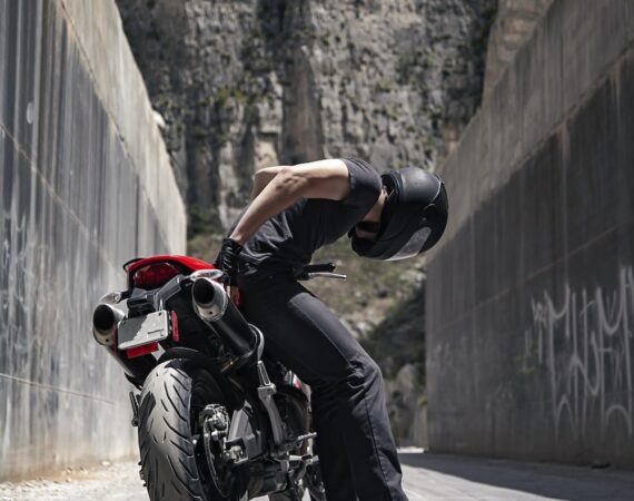 photo 1587999708034 f969dbdd620c