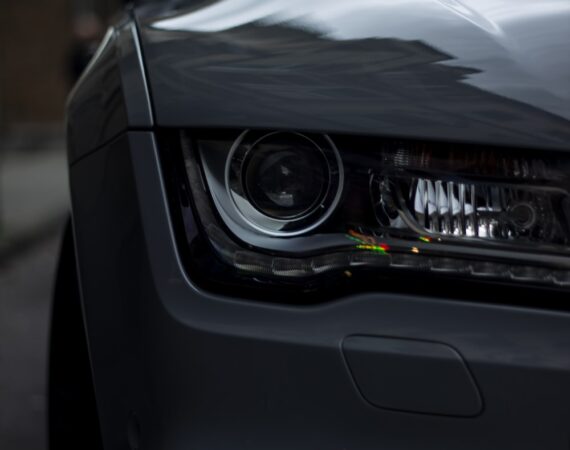 photo 1590745626539 d04aa2e4d52f