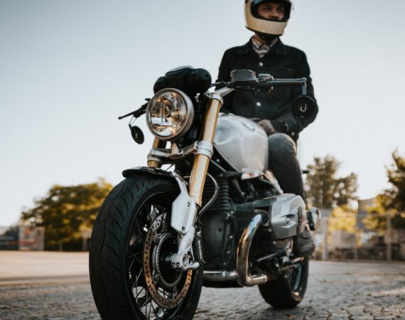 photo 1595684525529 57ffbbc5915c