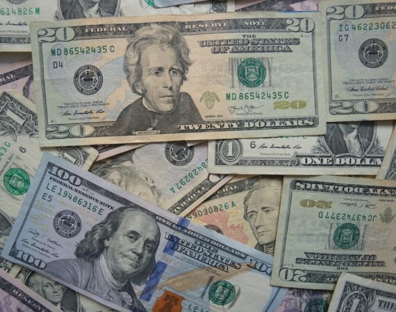 photo 1604689598793 b8bf1dc445a1