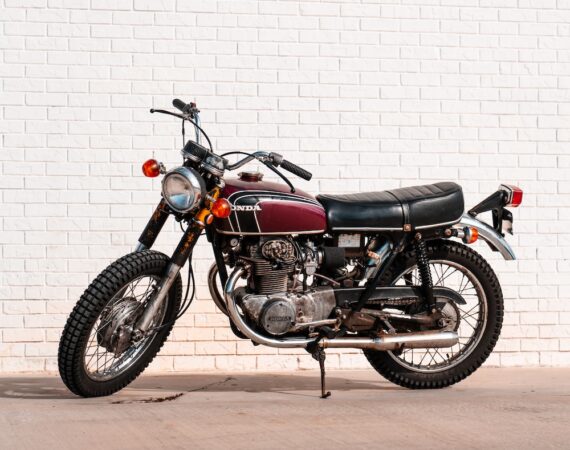 photo 1611182150972 4094e06cba79