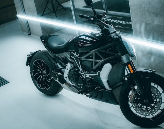 photo 1611599616427 f647d29e01ed