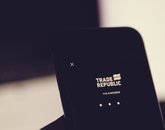 photo 1612588311647 c87d00ea19df