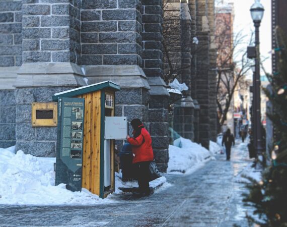 photo 1615226160956 64db367be200