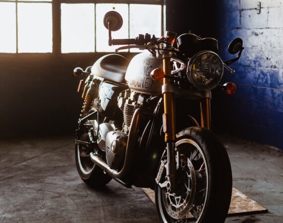 photo 1615621044571 19b242c8086f