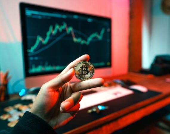 photo 1634704784915 aacf363b021f