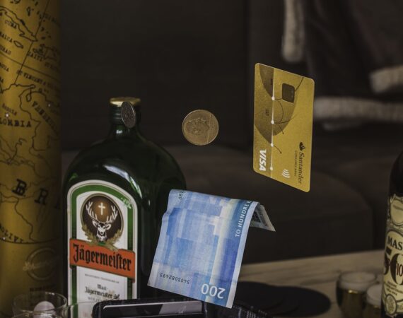 photo 1530549435498 f007550d5432