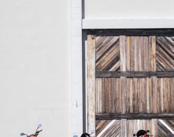 photo 1544594631 564bcfe87e0d