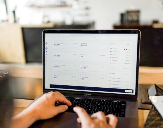 photo 1556155092 490a1ba16284