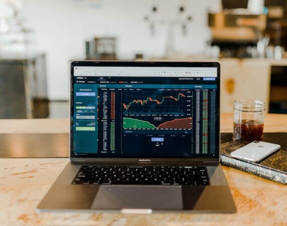 photo 1563986768711 b3bde3dc821e