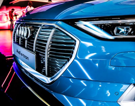 photo 1571512292800 8392562230b6