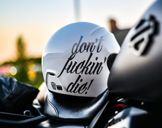 photo 1622866962035 52a551bc7f9f