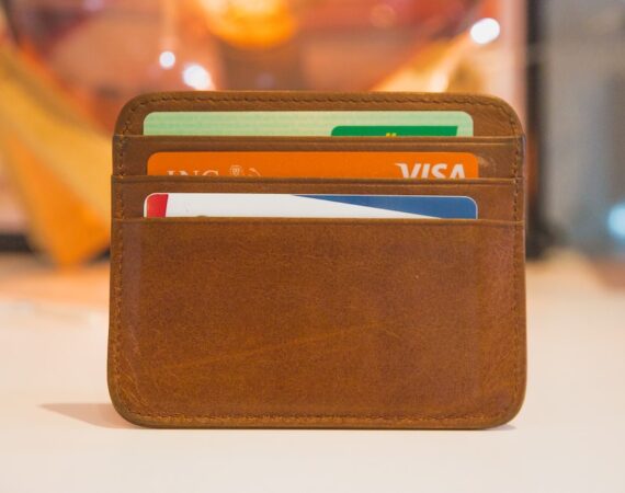 photo 1560472355 536de3962603