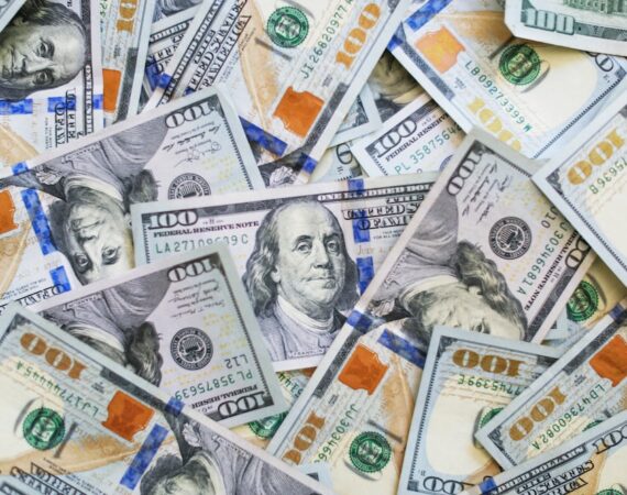 photo 1593672755342 741a7f868732