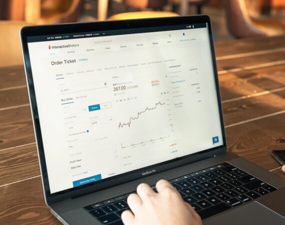 photo 1627719172038 611c725920bc