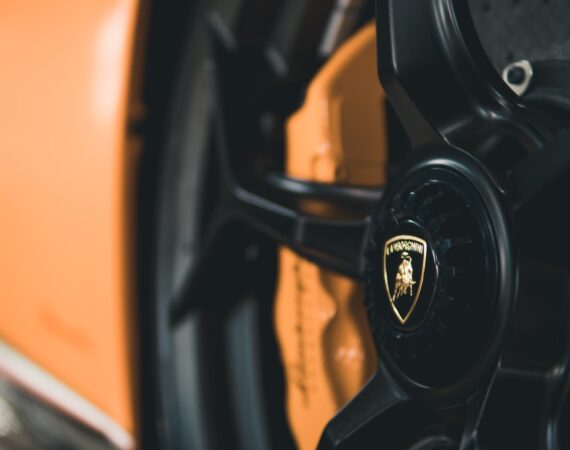 photo 1515871401659 95f03af5fb36