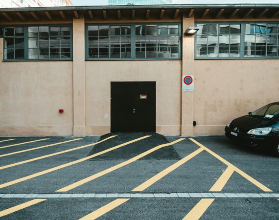 photo 1562316121 f83478376d56