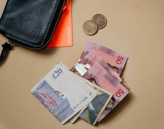 photo 1579706966698 cf96a97235ee