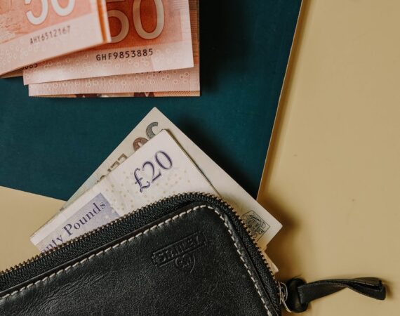 photo 1579706966804 be9f2bf0b2eb