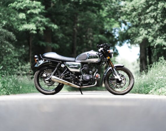 photo 1607451084604 0c16dbd75975