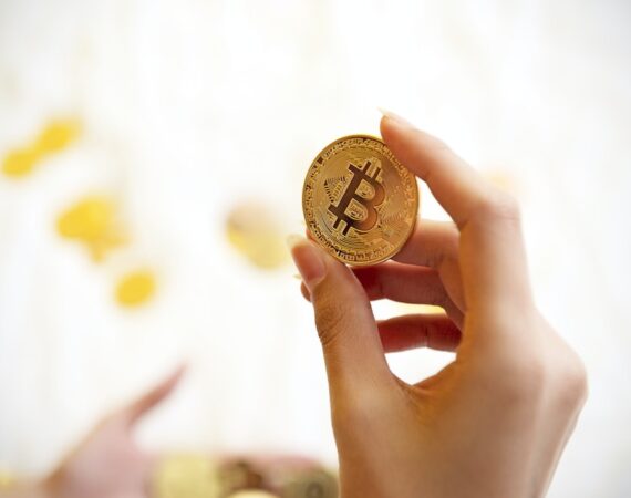 photo 1614562183717 a01aa7a16723