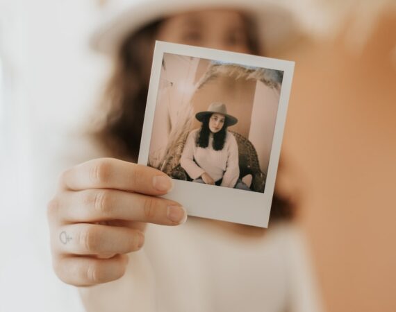 photo 1622589971924 edd70f5583d4