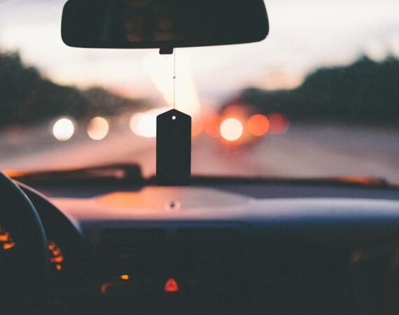 photo 1470162015499 2b9772941cde