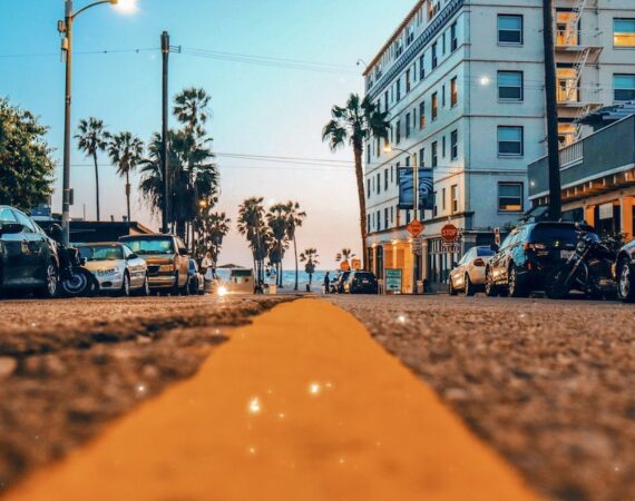 photo 1526427597222 8eb136c2a8bc