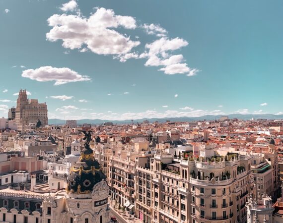 photo 1570698473651 b2de99bae12f