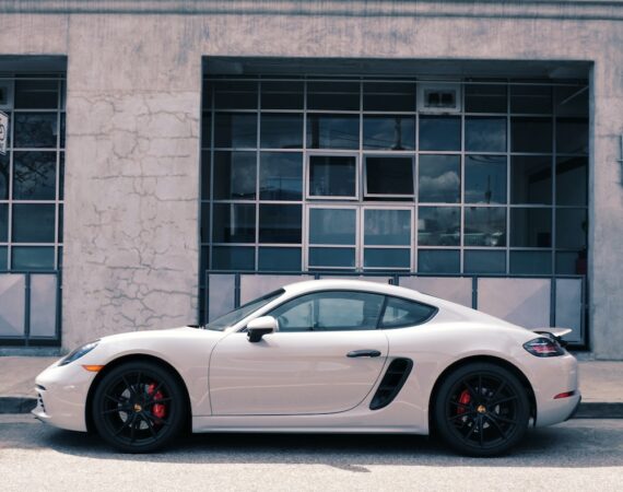 photo 1584726932176 2a026b3b92ae