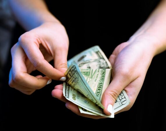 photo 1593182440959 9d5165b29b59