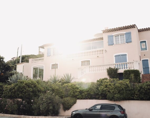 photo 1635350644096 44846e921125