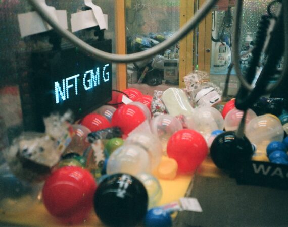 photo 1639136950485 d194afb5196e