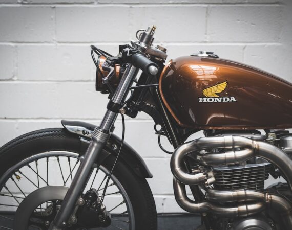 photo 1527537232679 89f0d63ea3f7