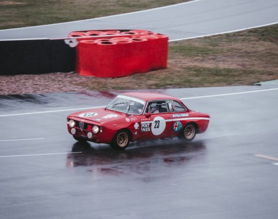 photo 1570477885407 9612a648f2d5